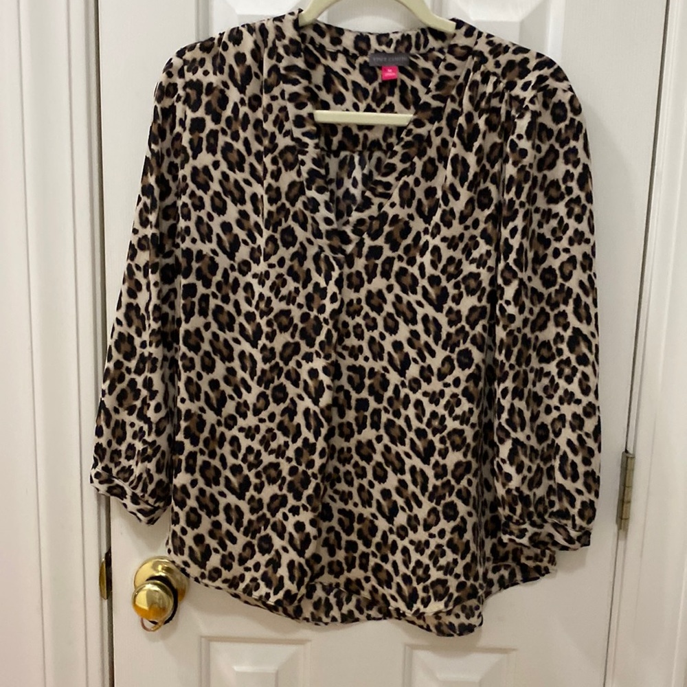 Vincent Camuto size medium, leopard, print V-neck shirt